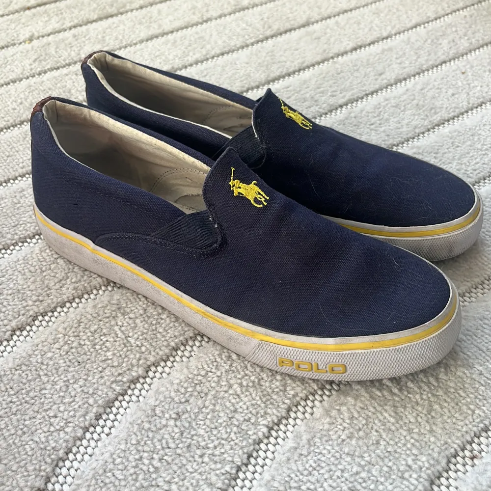 Superfina slip ons från Ralph Lauren. Använda men gott skick!. Skor.