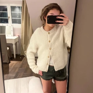 Vit stickad kofta - Såå söt kofta från gina perfekt till hösten💕 jättevarm och mjuk men kommer tyvärr inte till användning☺️ingen lapp kvar men sitter som s