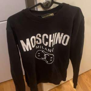 Moschino tröja nypris ca 3000kr inga skador och inga fläckar storlek M