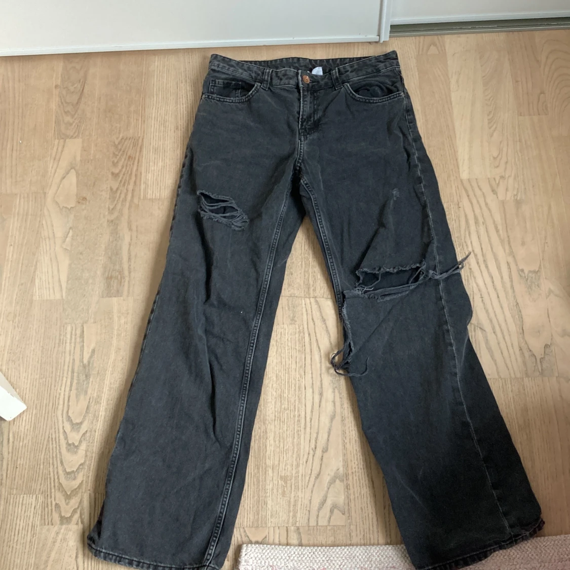 Svarta högmidjade jeanse 