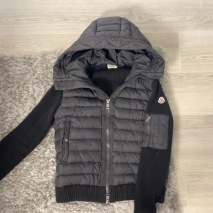 Moncler cardigan  - Hej jag.  Seljer min jacka för att.     Jag. Inte använder den längre 