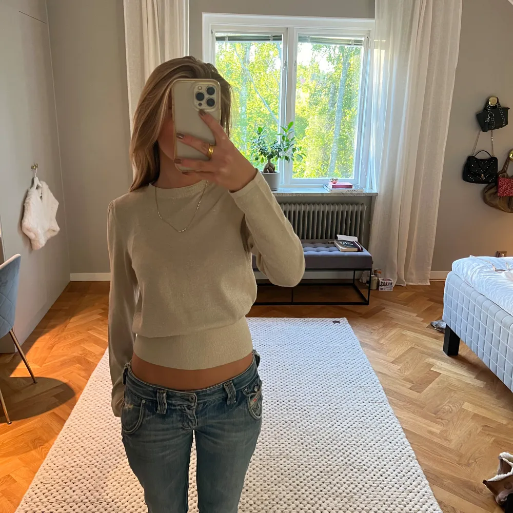Säljer denna guld glittriga tröja💕. Neuletakit & Villapaidat.