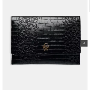 Carin Wester Datorfodral  - Är som ny, använd fåtal ggr. Säljer då den inte kommer till användning ☺️mått: 36x26cm  Vid fler bilder, skicka pm 🫶🏼