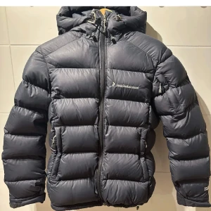 Peak performance jacka - Säljer denna peak performance vinterjacka i fint skick. Säljer för ett bra pris. Jackan är i kvinno modell och i storlek xs. Den är marinblå man näst intill svart, pris kan diskuteras💕
