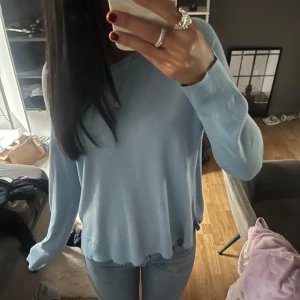 Blå tröja stickad  - Säljer min jätte fina blåa stickade tröja då den inte kommer till användning, inga defekter🩷