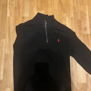 Polo zip - Ralph lauren zip, använd fåtal gånger och är i bra skick
