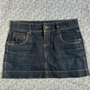 Minikjol jeans - Minsta godtagbara prisförslag:149 kr  Skitsnygg minikjol i jeans från Veromoda💅🏼 Kan mötas upp i Halmstad, alternativt i Göteborg men är inte där lika ofta. Fraktar självklart också!🫶🏻