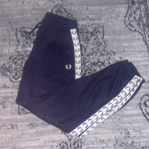 Fred perry byxor - Säljer ett par as sköna fred perry byxor. 9/10 skick. Väldigt sköna! Pris 300kr