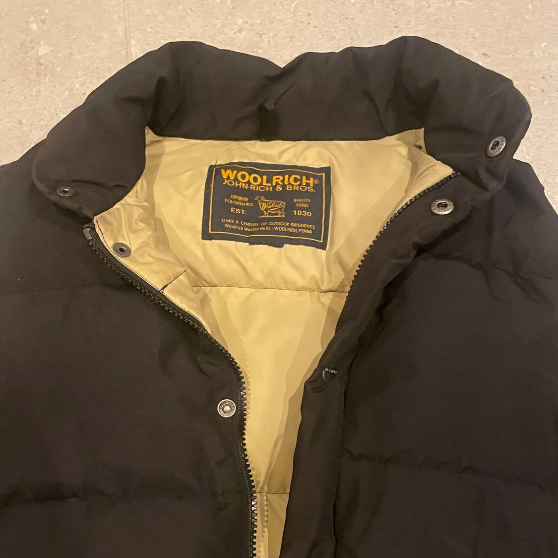 Svart dunväst från Woolrich