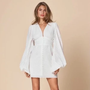 Vit adoore klänning - ”Florence dress” med prickigt mönster från Adoore i stl 36. Passar perfekt till både XS och S. Har endast använts 1 gång ett par timmar på min studentmottagning så är i nyskick. Finns inte på hemsidan längre, kostade 1495 kr ny🫶🏽