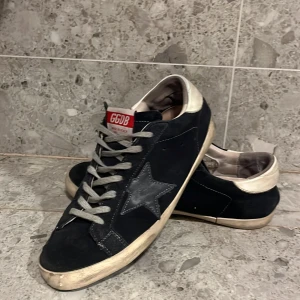 Golden goose mörkblå - Säljer mina golden goose dom är ganska så andvända skick 6/10 har använt sko lim i fram på den ena men det håller bra. Pris kan diskuteras.