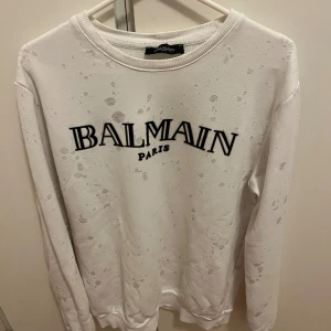 Balmain tröja - Säljer min Balmain tröja. Tröjan är i 7/10 skick och är 2 år gammal. Ny pris 4399 Vid frågor är det bara att höra av dig och kolla gärna in mina andra kläder/Edvin