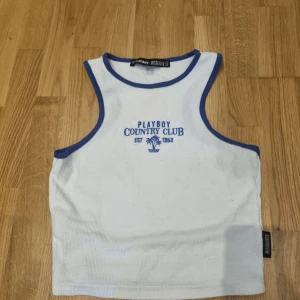 Playboy  - Ett Playboy/Missguided linne i storlek 38. Köpte den på plick men den passade inte mig (eller personen jag köpte linnet av) så är inte använd. <3