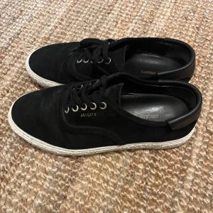 Axel Arigato Sneakers - Limited edition Axel Arigato i otroligt bra skick, använda kanske 5 gånger, köpta i London år 2018, nypris 2200