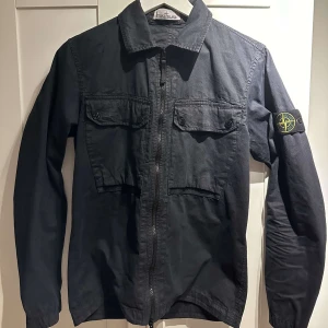 Stone island overshirt Ny  - Säljer en nästintill helt ny Stone island overshirt då jag inte använder den   Köpte den för 3100kr använt 2 gånger  Mitt pris 1900kr Storlek Medium men passar även S Möts upp i Karlskoga/Degerfors/Örebro Postar även