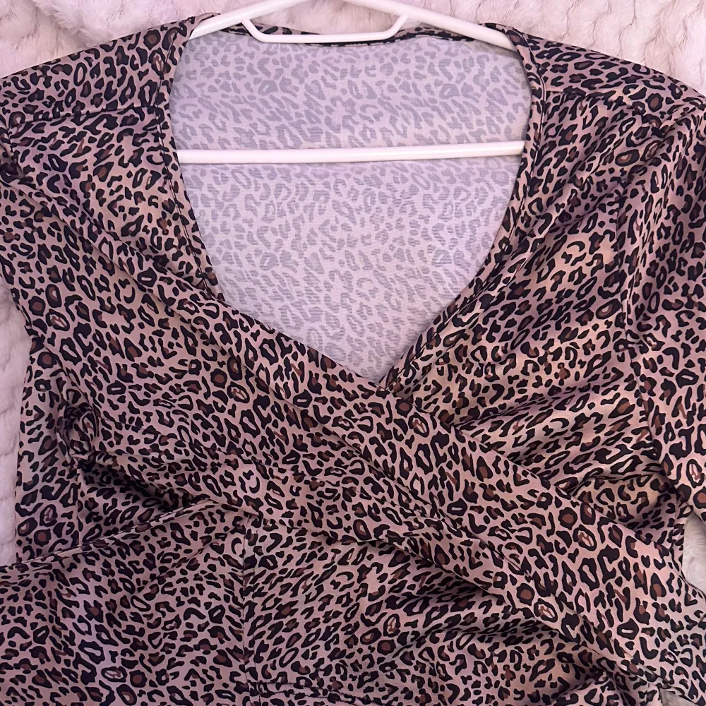 Jättefin stretchig leopard print blus från Shein som man knyter där fram. Aldrig använt.. Blusar.