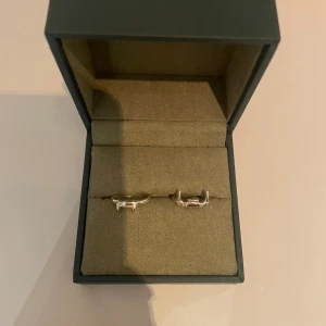 Maria nilsdotter ringar - Säljer två ringar från Maria nilsdotter. ”Jaw lower ring” och ”jaw upper ring”. Storlek 16. Väldigt bra skick.  Nypris ”jaw upper ring”: 1795 Nypris “jaw lower ring”: 1495 Tillsammans: 3290 Säljer båda för 2700. Inga skambud och tänker ej byta mot nå