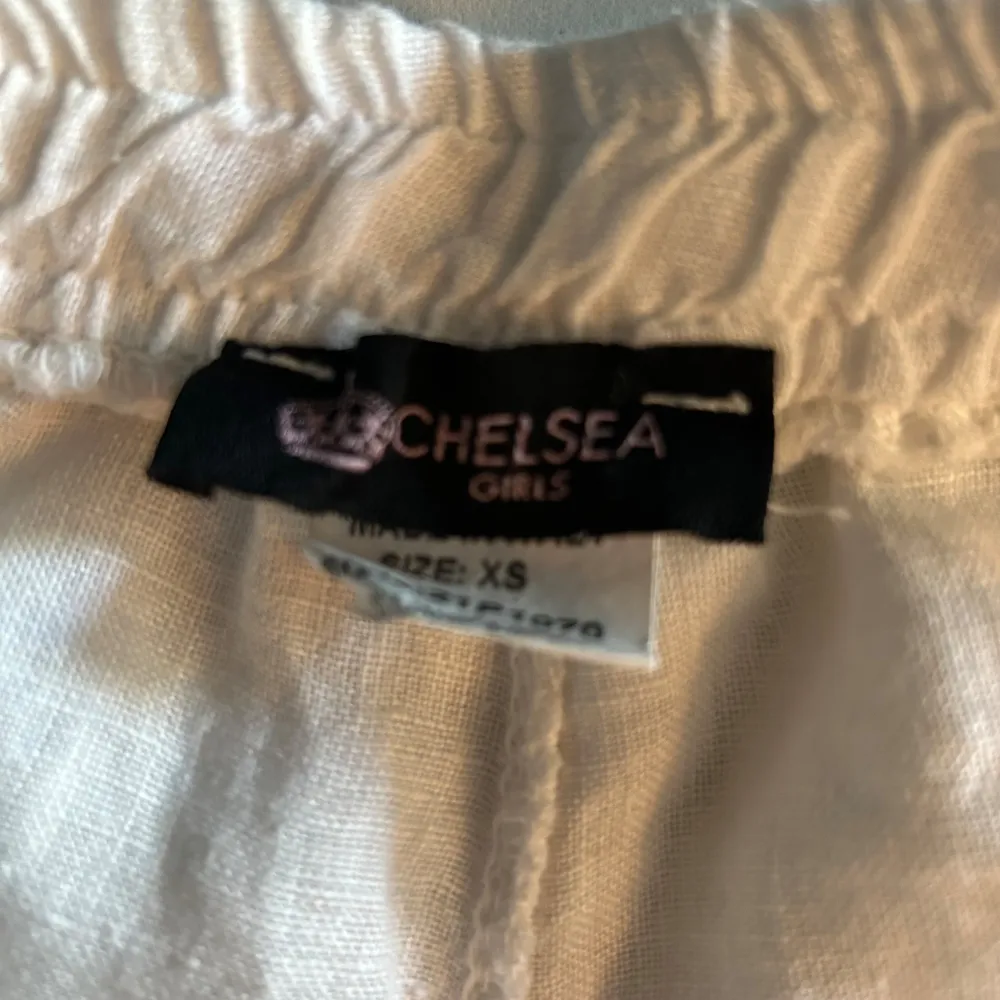 Säljer ett par superbekväma vita linnebyxor från Chelsea Girls. De är högmidjade med en loose passform och har en skön resår i midjan. Storlek Xs. Jeans & Byxor.