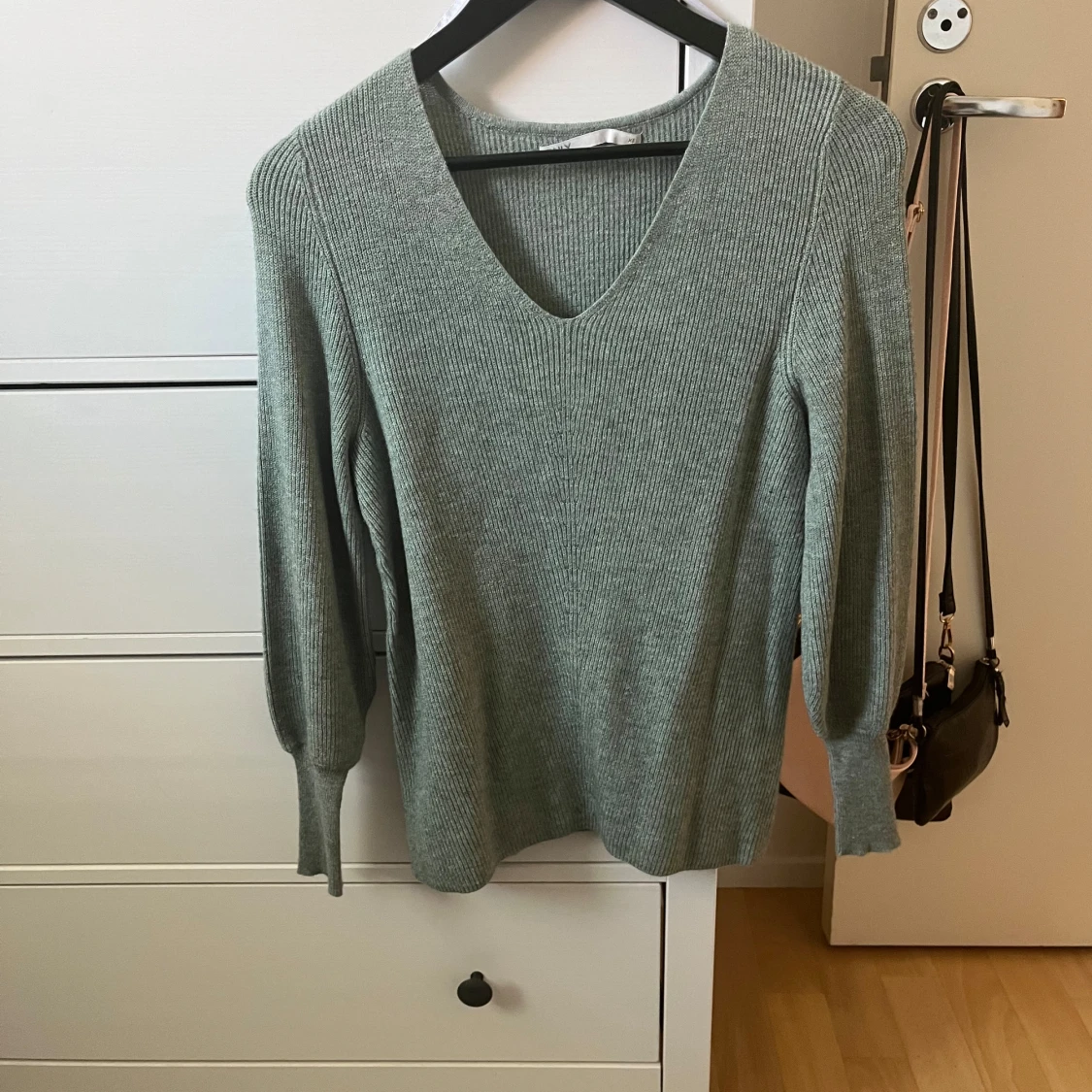 Grå ribbad tröja från ONLY