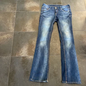 Blåa bootcut jeans - Skitsnygga bootcut jeans från hm! Bra skick och pris kan absolut diskuteras❤️
