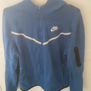 Blå nike teech fleece  - Blå nike teech köpt i xl från barnavdelningen, (kan byta)💕