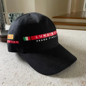 Prada keps - Säljer en svart Prada Luna Rossa edition keps. Bra skick! Nyprs ca 2500kr