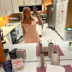 Rosa hm klänning  - Endast använd en gång. Säljer då jag inte riktigt kände att den passade mig 💕