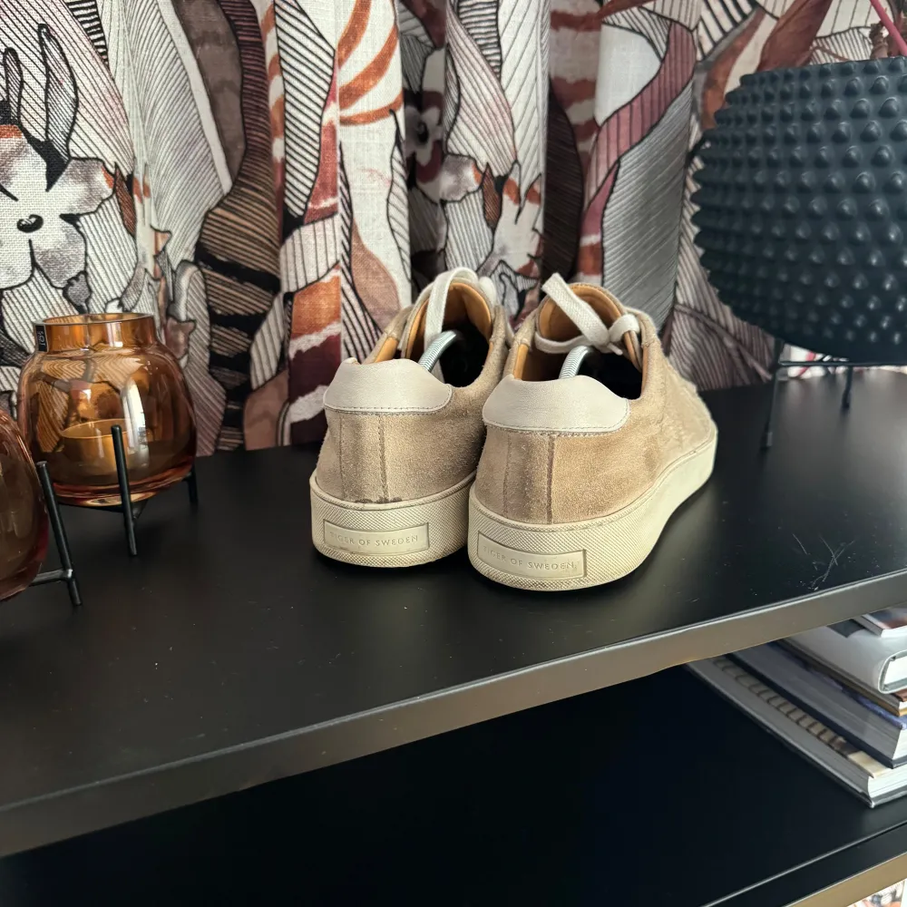 Säljer ett par snygga beige sneakers i mocka. Skorna är i bra skick och märket är tiger of Sweden. Pris kan diskuteras!. Skor.