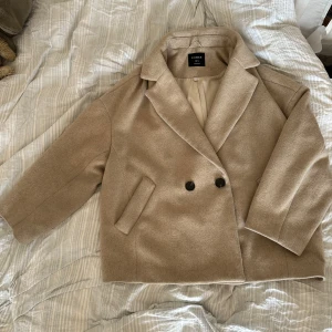 Jacka - Fin jacka från Lindex, använd men i fint skick. Material finns visat på sista bilden 