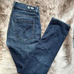 Dondup jeans ”George” skinny fit - Hej, säljer nu ett par Dondup's i nyskick helt oanvända. Storleken är 33. Nypris är cirka 3500kr och kommer vara riktigt snygga nu i höst/vinter. Vi kommer att sälja liknande produkter närmare vintern så glöm inte följa profilen!🌊🍾