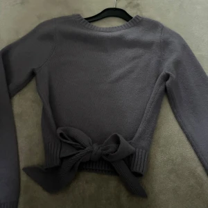 Tröja - Lila stickad tröja från hollister som är använd max två gånger, den är mer lila än vad man ser på bilderna