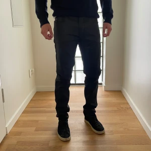 JLindeberg byxor - Säljer ett par svarta JLindeberg byxor i läderimitation. Bra skick! Nypris ca 3000kr