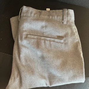 Chinos från zara SLIM - Säljer ett par chinos från zara i storlek 29/29 och är i väldigt bra skick. 