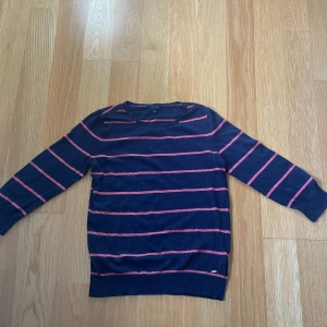 Randig Tommy hilfigger tröja  - Randig tröja från Tommy hilfigger. Skönt material, och lite kortare ärmar (lite över armbågarna ish). 