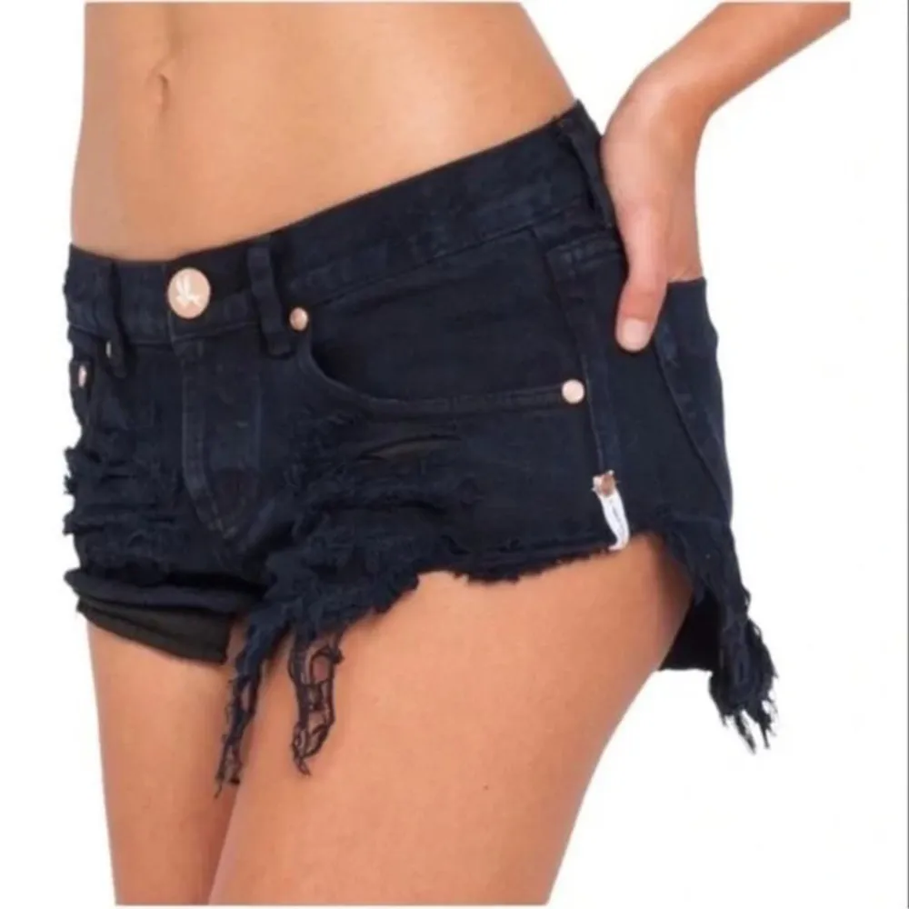 Säljer dessa super snygga low waist One Teaspoon shorts.💕 Köpte dem här på plick. Nypris över 1000kr.  Skulle lämna tillbaks för att storleken var fel beskriven men hann tyvärr inte så säljer nu här.. Shorts.