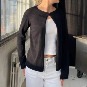 Cardigan en knapp - One button cardigan från design by si i samma modell som djerf avenue koftan. Superfin men tecken på användning finns om man tittar på nära håll (3e bilden). 🥰