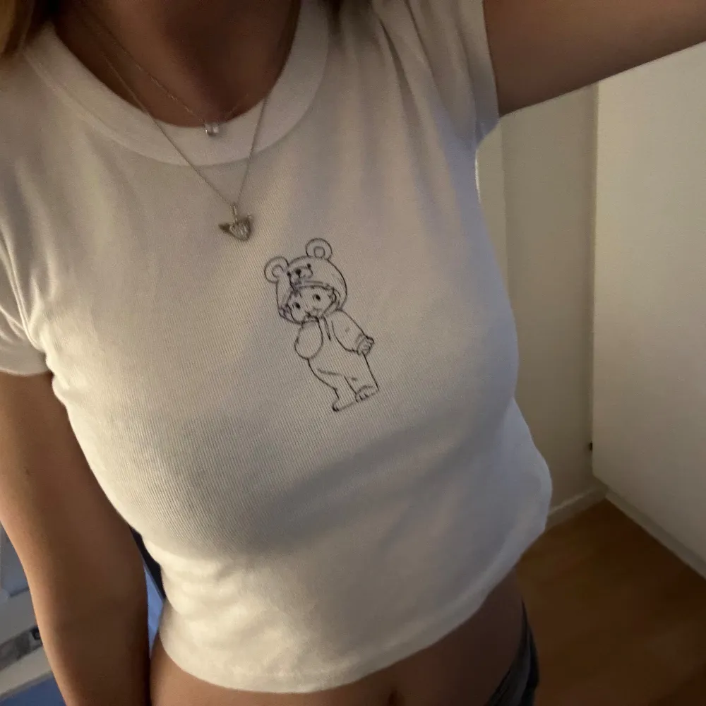 En supergullig babytee från brandy melville. Nyskick, aldrig använd. T-shirts.