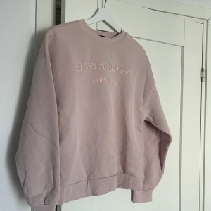 Långarmad tröja - En jättefin o skön rosa långarmad tröja!!💗💗Den är i storlek S och knappt använd!