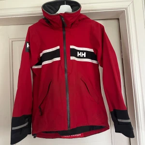 Helly Hansen jacka - Säljer nu min helly Hansen jacka  - storlek S -använd men ändå gott skick -hel och fin i övrigt  🎀