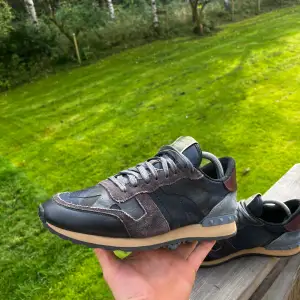 Hej, säljer dessa Valentino Rockrunners i storlek 42⭐️.Skorna är i väldigt bra skick och har varit väl omhändetagna 👍