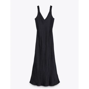 Prickig satinklänning - Så fin pricking satinklänning från zara köpt förra året. Inga defekter! Passar mig som vanligtvis har S🥰Jag är ca 170. 