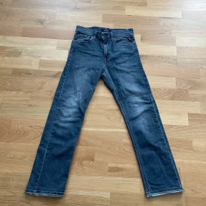 Svarta Replay Jeans - tjena! Nu säljer dessa feta Replay jeans i storlek 150-152 cm, passar även större. Skick 9/10 inga defekter | Modell: Thad Färg: Svart ny pris 900 kr mitt pris 449