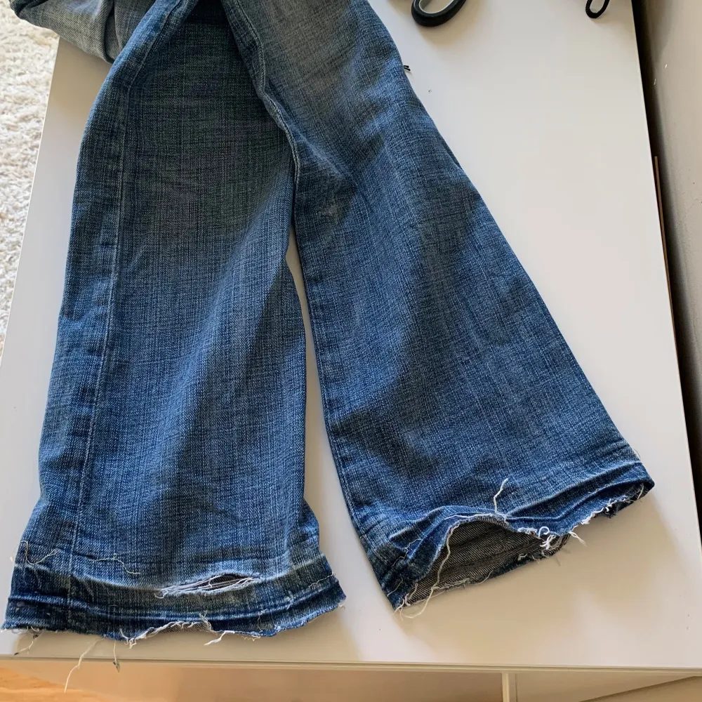 Säljer dessa sååå snygga jeans då de tyvärr bli lite tajta i midjan. Säljer för dyrt då de är ett av mina favoritjeans! Passar i längden på mig som är 160 cm. Jeans & Byxor.