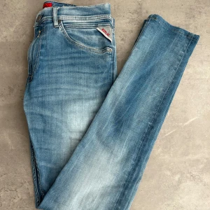 Replay jeans - Replay jeans som är ljusblåa, bara använt dem fåtal gånger och är i mycket bra skick. W31 och L34. Skriv till mig om ni vill argumentera för lägre pris.