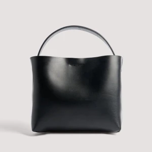 Mini Crossbody väska - Mini svart väska som ej kommer till användning som är helt ny och aldrig använd, band kommer även med💗