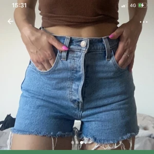 Levi’s shorts - Lånade bilder från tjejen jag köpte dom av. Är i modellen rib cage, storlek 25 i midjan. Köpta second hand, men är stort sett i nyskick!