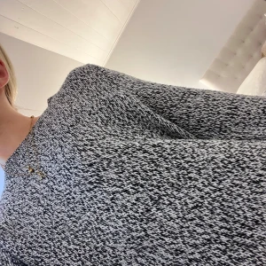 Stickad tröja🍂 - Mysig stickad tröja från H&M🤍 Inte jättetjock men int eheller för tunn. Perfekt till hösten🫶🏼