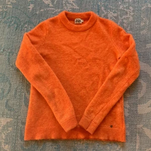 Orange stickad tröja - Orange stickad tröja. Mycket bra skick. 