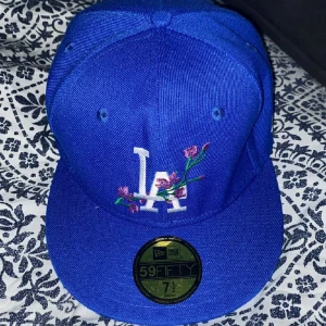 Mörkblå New Era keps  - Snygg mörk blå New Era keps. Fått som present av en vän ocv har ingen behov av det, hör av er och pris kan diskuteras vid snabb affär.