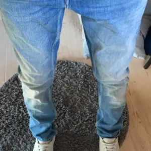 Säljer mina fina tiger of Sweden jeans de sitter perfekt på mig är 170cm lång och väger 52. Köpte d för 1599 säljer för 900 inprincip oqnvönda Skriv om du har några frågor 🐯storlek 30 midja 30 längd. 